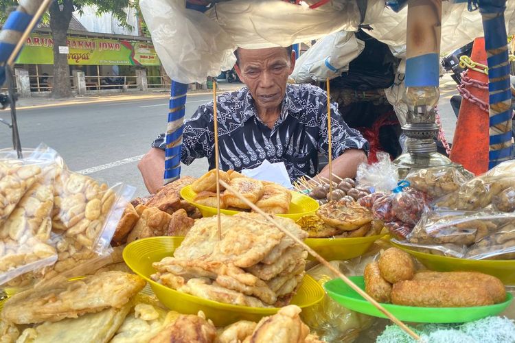 Penjual Angkringan Pikul Terakhir di Solo: Panggul 60 Kg di Usia 74 Tahun, Tak Tersentuh Bantuan