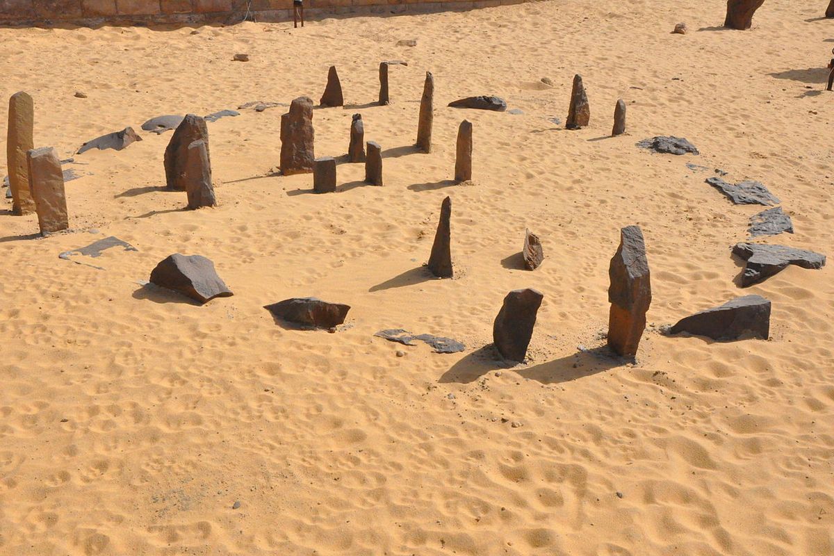 Situs Nabta Playa bukti perkembangan awal astronomi sebagai ilmu pengetahuan tertua di dunia.