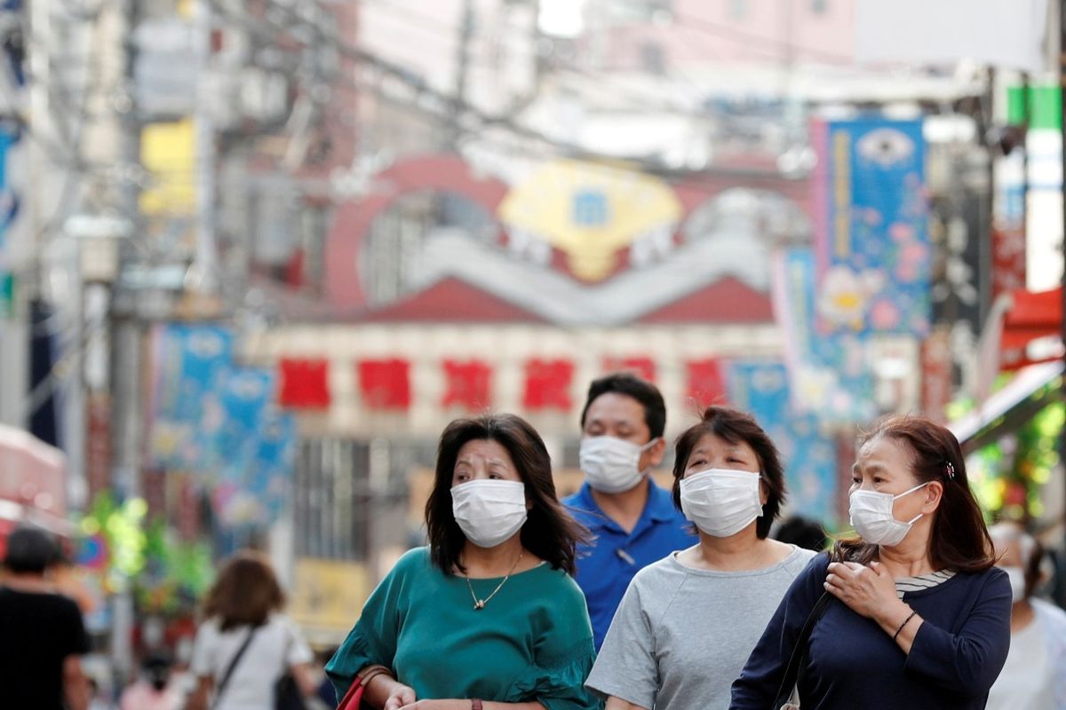 Warga memakai masker pelindung berjalan di sebuah distrik pasar lokal di tengah penyebaran penyakit virus korona (COVID-19) di Tokyo, Jepang, Rabu (13/5/2020).