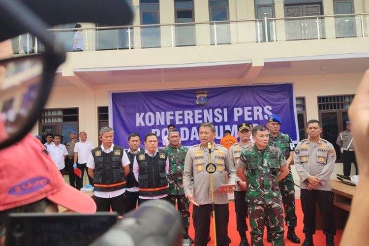 Kapolda Sumut Komjen Pol Agung Setya Imam (tengah), memaparkan kasus pembakaran rumah Sempurna Pasaribu yang menewaskan empat orang, di Mapolres Tanah Karo, di Jalan Veteran, Kabanjahe, Senin (8/7/2024). 

