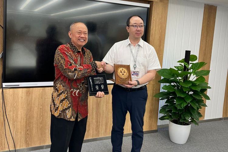 Rektor UNJ Prof. Komarudin (batik merah) saat melakukan kunjungan kerja sama ke kantor pusat AVIC International di Beijing, China pada 26-30 Juli 2023 ini.
