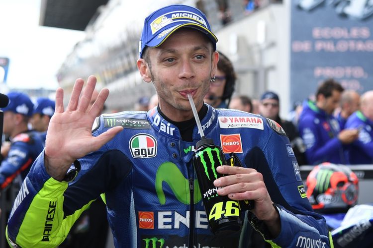 Pebalap Movistar Yamaha MotoGP asal Italia, Valentino Rossi, bereaksi setelah mengunci posisi start kedua pada kualifikasi GP Perancis di Sirkuit Le Mans, Sabtu (20/5/2017).