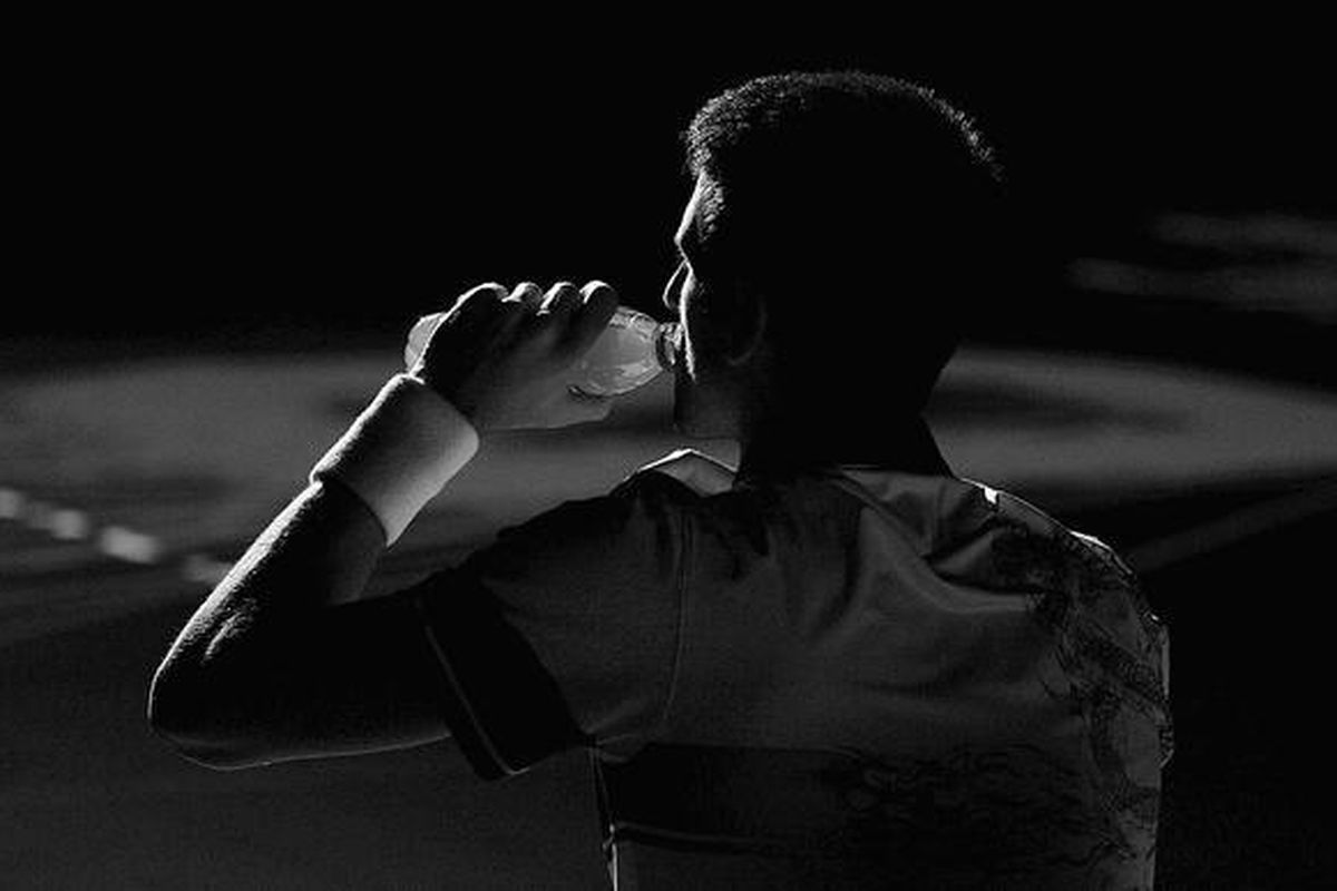 Petenis Serbia, Novak Djokovic, melepas dahaga ketika beristirahat di tengah pertandingan dengan petenis Argentina, Juan Monaco, pada turnamen Paris Masters di Paris, Perancis, Rabu (10/11).