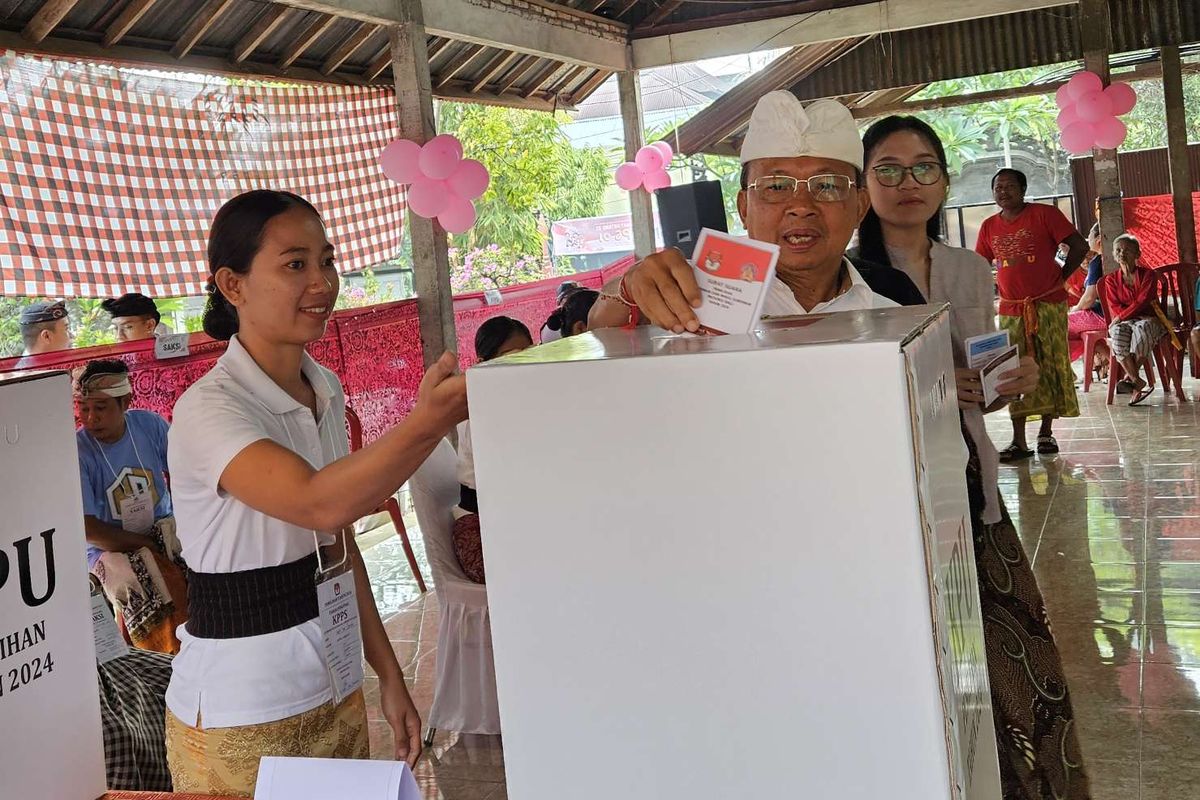 Calon Gubernur Bali nomor urut 1, Wayan Koster saat menyalurkan hak pilihnya di TPS 01 Desa Sembiran, Kecamatan Tejakula, Kabupaten Buleleng, Provinsi Bali.