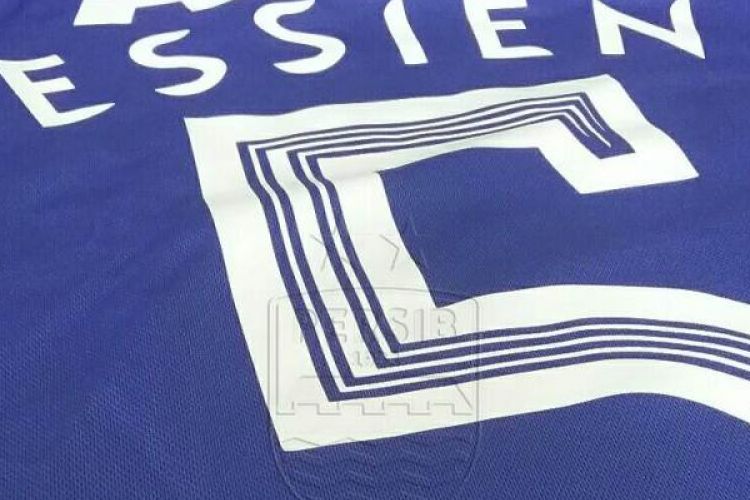 Gelandang asal Ghana, Michael Essien, mengenakan nomor punggung lima di Persib Bandung. Dia pernah mengenakan nomor punggung yang sama saat memperkuat Chelsea. 