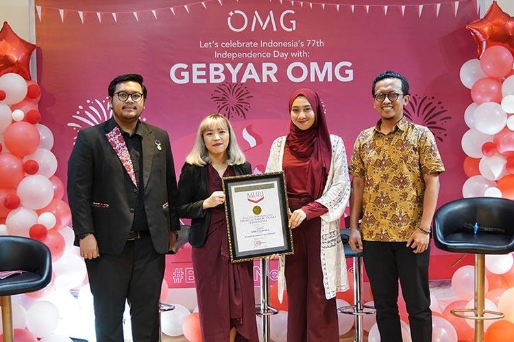 OMG menerima penghargaan Muri sebagai brand yang membagikan skincare di lokasi terbanyak.