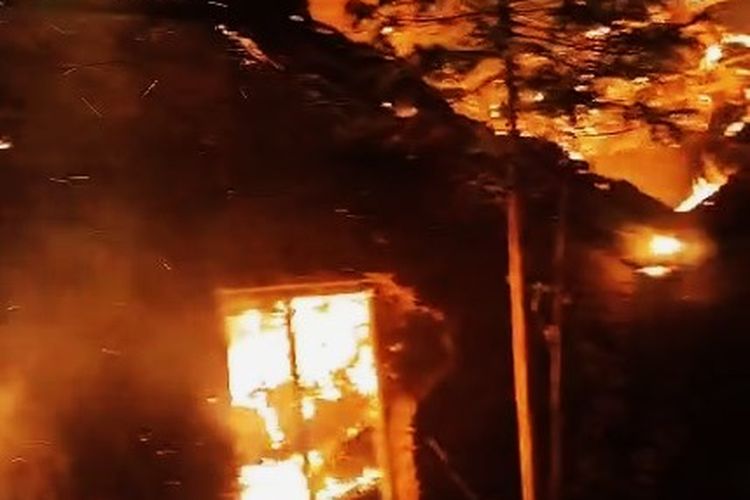 Lupa mematika api saat merebus makanan ternak, dua rumah yang difungsikan menjadi kandang milik Suparkun (54) dan Parlan warga Desa Puntukdoro, Kecamatan Plaosan, Kabupaten Magetan, ludes dilalap si jago merah, Selasa (15/10/2024). Warga baru mengetahui kandang milik Suparkun terbakar setelah shalat maghrib.