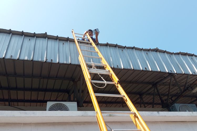 Drone Tersangkut di Atap Stadion Wijaya Kusuma Cilacap, Pemilik Gelisah lalu Lapor Damkar
