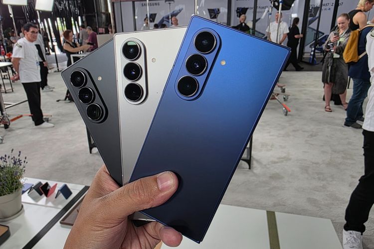 Samsung resmi meluncurkan ponsel lipat terbarunya secara global, Galaxy Z Fold 7, dalam acara Galaxy Unpacked yang digelar pada Rabu (9/7/2025) pukul 21.00 waktu Indonesia atau sekitar pukul 09.00 pagi waktu Amerika Serikat.