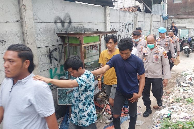 Sebanyak 8 pengguna narkoba jenis sabu ditangkap dalam operasi penggerebekan kampung rawan narkoba di Palmerah  Jakarta Barat, atau yang biasa dikenal dengan Kampung Boncos pada Kamis (1/12/2022).