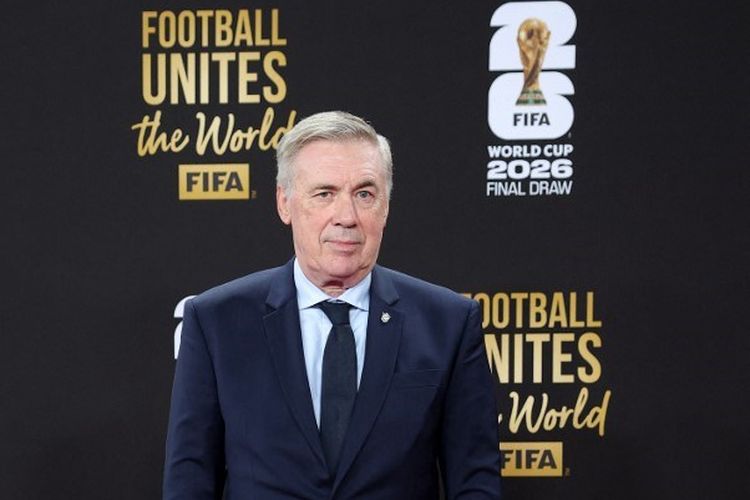 Pelatih Timnas Brasil, Carlo Ancelotti, berpose di karpet merah sebelum undian Piala Dunia 2026 di John F. Kennedy Center for the Performing Arts pada 5 Desember 2025 di Washington, DC.