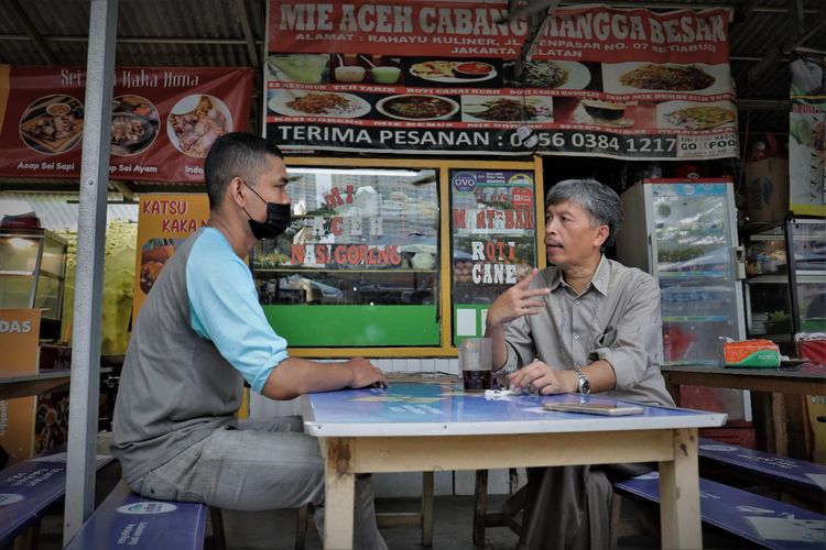 Deputi Bidang Usaha Mikro KemenKopUKM Eddy Satriya mengunjungi pusat UMKM 'Kuliner Rahayu' di kawasan Kuningan, Setiabudi, Jakarta Selatan pada Rabu (16/3/2022). 