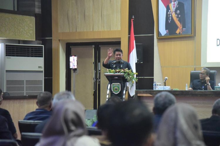 Gubernur Sumatera Selatan (Sumsel) H. Herman Deru ketika membuka Sosialisasi Pencegahan Korupsi, di Auditorium Bina Praja Sekretariat Daerah (Setda) Provinsi Sumsel, Kamis (13/7/2023).