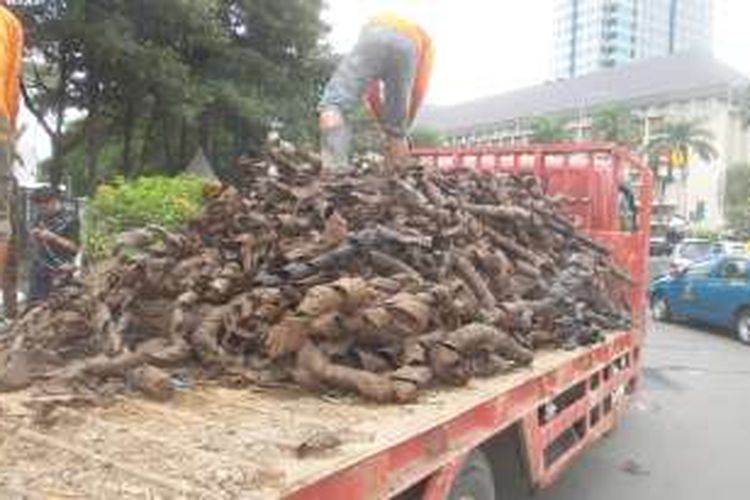 Tumpukan pembungkus kabel yang kembali ditemukan di selokan Jalan Medan Merdeka Selatan, Jumat (4/3/2016)