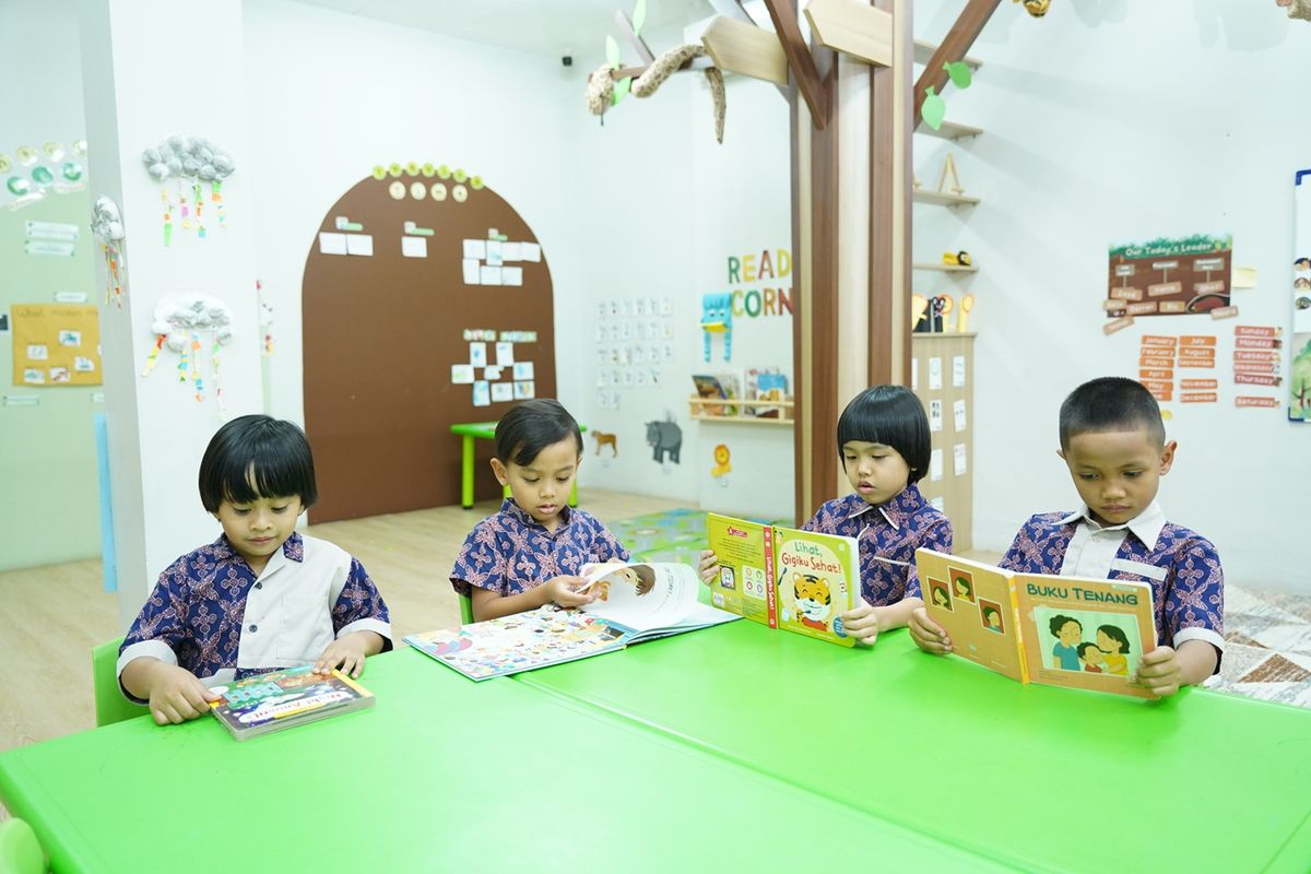 Ilustrasi anak-anak TK Cikal sedang mengikuti Reading Circle.