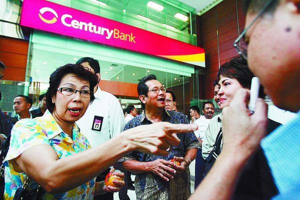 Dewi (kiri) meluapkan kekesalan kepada perwakilan Bank Century karena tidak mendapatkan penjelasan pasti mengenai nasib uang mereka di kantor pusat Bank Century di kawasan Senayan, Jakarta, beberapa waktu lalu.