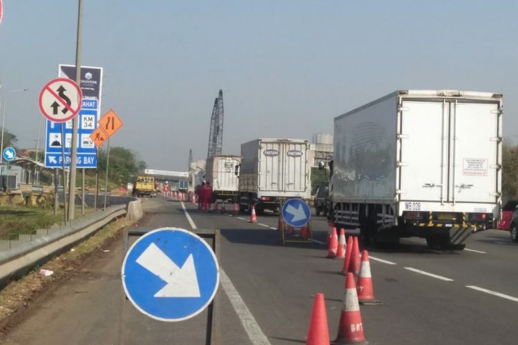 Pengerjaan jalan tol Cikampek arah Jakarta