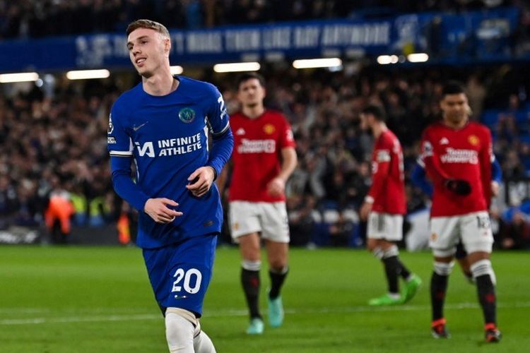 Selebrasi Cole Palmer usai mencetak gol dalam laga pekan ke-31 Liga Inggris 2023-2024 antara Chelsea vs Man United di Stadion Stamford Bridge, 4 April 2024. (Photo by Glyn KIRK / AFP) 
