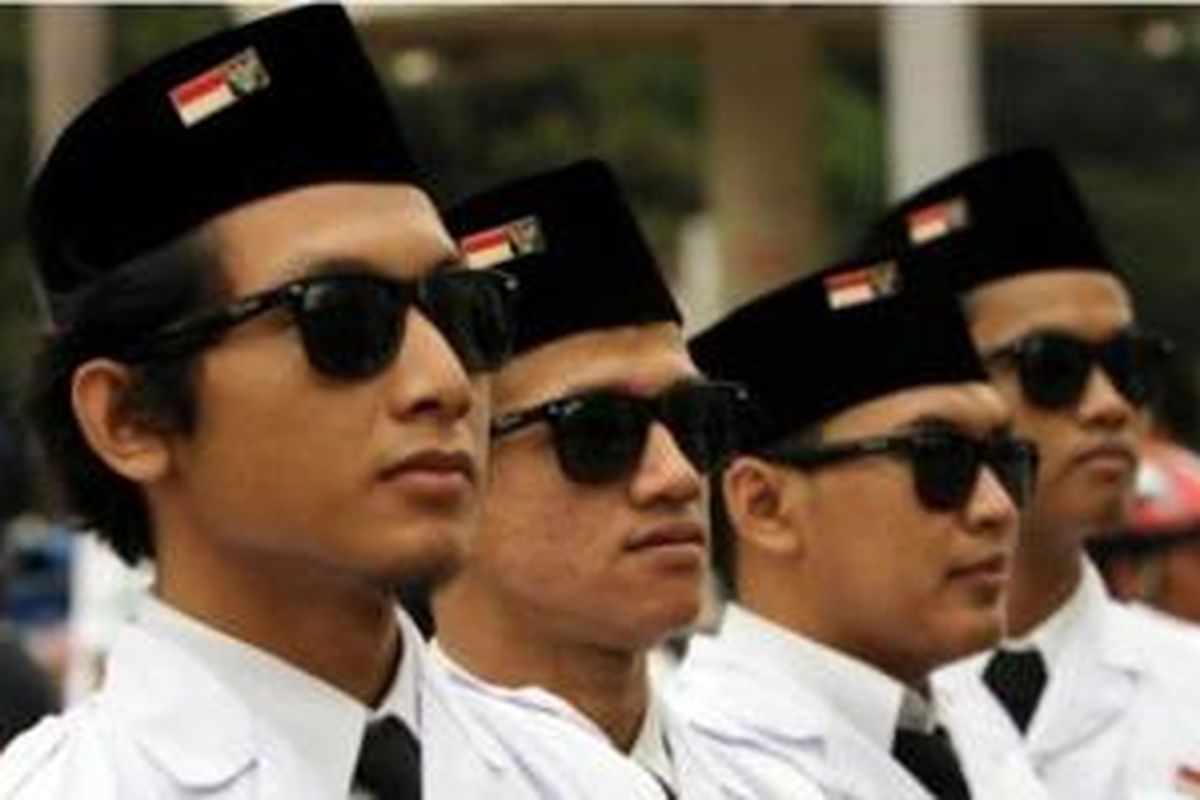 Warga memakai pakaian mirip proklamator Indonesia, Soekarno, di sekitar Bundaran HI Jakarta Pusat, Minggu (10/11/2013). Mereka berpakaian mirip proklamator berkaitan dengan peluncuran sebuah film perjuangan dan memperingati hari pahlawan. 