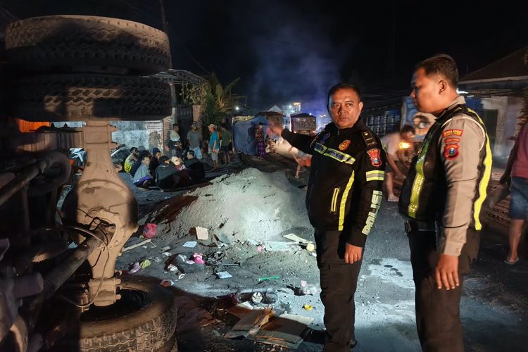Kecelakaan Beruntun 2 Truk Pasir dan Minibus di Lumajang, Pasutri Tewas