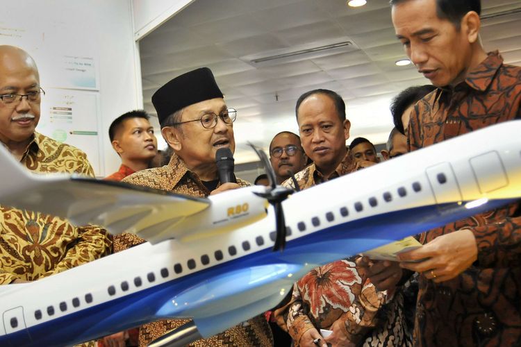 FOTO DOKUMENTASI. Presiden Joko Widodo (kanan) mendengarkan penjelasan dari Presiden ke-3 RI BJ Habibie (kedua kiri) mengenai industri penerbangan didampingi Menteri Riset Teknologi dan Pendidikan Tinggi (Menristekdikti) Mohamad Nasir (kedua kanan) saat mengunjungi stan pameran National Innovation Forum 2015 di Puspiptek, Serpong, Tangerang, Senin (13/4/2015). National Innovation Forum Tahun 2015 yang  diselenggarakan oleh Kementerian Riset, Teknologi, dan Pendidikan Tinggi itu bertujuan untuk mempromosikan hasil-hasil riset dari lembaga litbang dan perguruan tinggi kepada dunia usaha dan masyarakat.