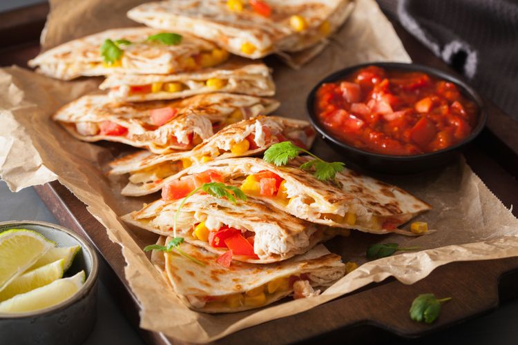 Ilustrasi quesadilla, kulit tortila isi beragam bahan makanan. 