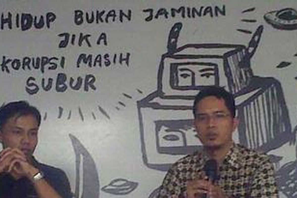 Peneliti hukum ICW, Donal Fariz (kiri) dan Koordinator Divisi Hukum dan Monitoring Peradilan ICW, Febri Diansyah (kanan).