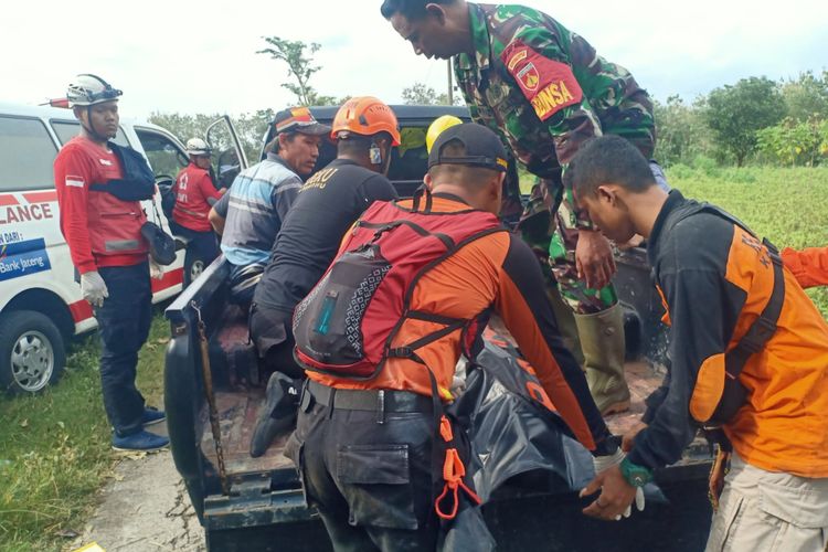 Tim gabungan mengevakuasi korban tenggelam di Sungai Gobak