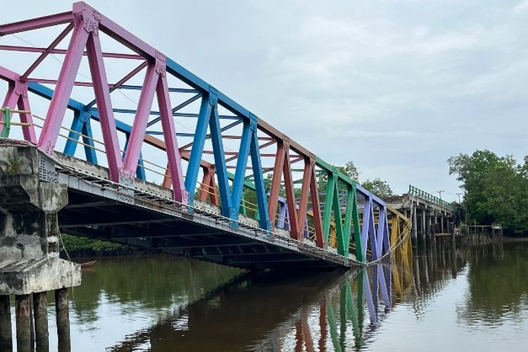Jembatan penghubung dua desa di Kecamatan Tebingtinggi Barat, Kabupaten Kepulauan Meranti, Riau, yang ambruk ke sungai, Rabu (22/5/2024).