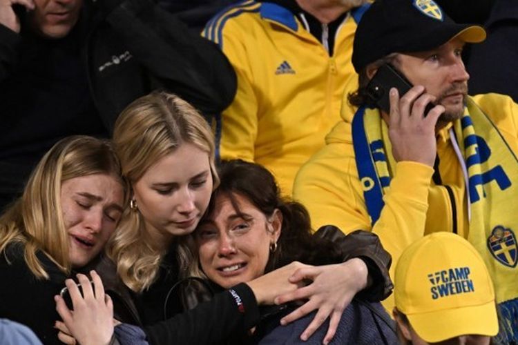Reaksi fans Swedia saat menunggu di tribune dalam laga Kualifikasi Euro 2024 antara Belgia vs Swedia di Stadion King Baudouin pada 16 Oktober 2023 seusai muncul ?serangan? yang menargetkan warga Swedia di Brussel. Jaksa federal Belgia, tengah melakukan penyelidikan atas serangan yang menewaskan dua orang di Brussels pada 16 Oktober 2023. (Foto oleh JOHN THYS / AFP)