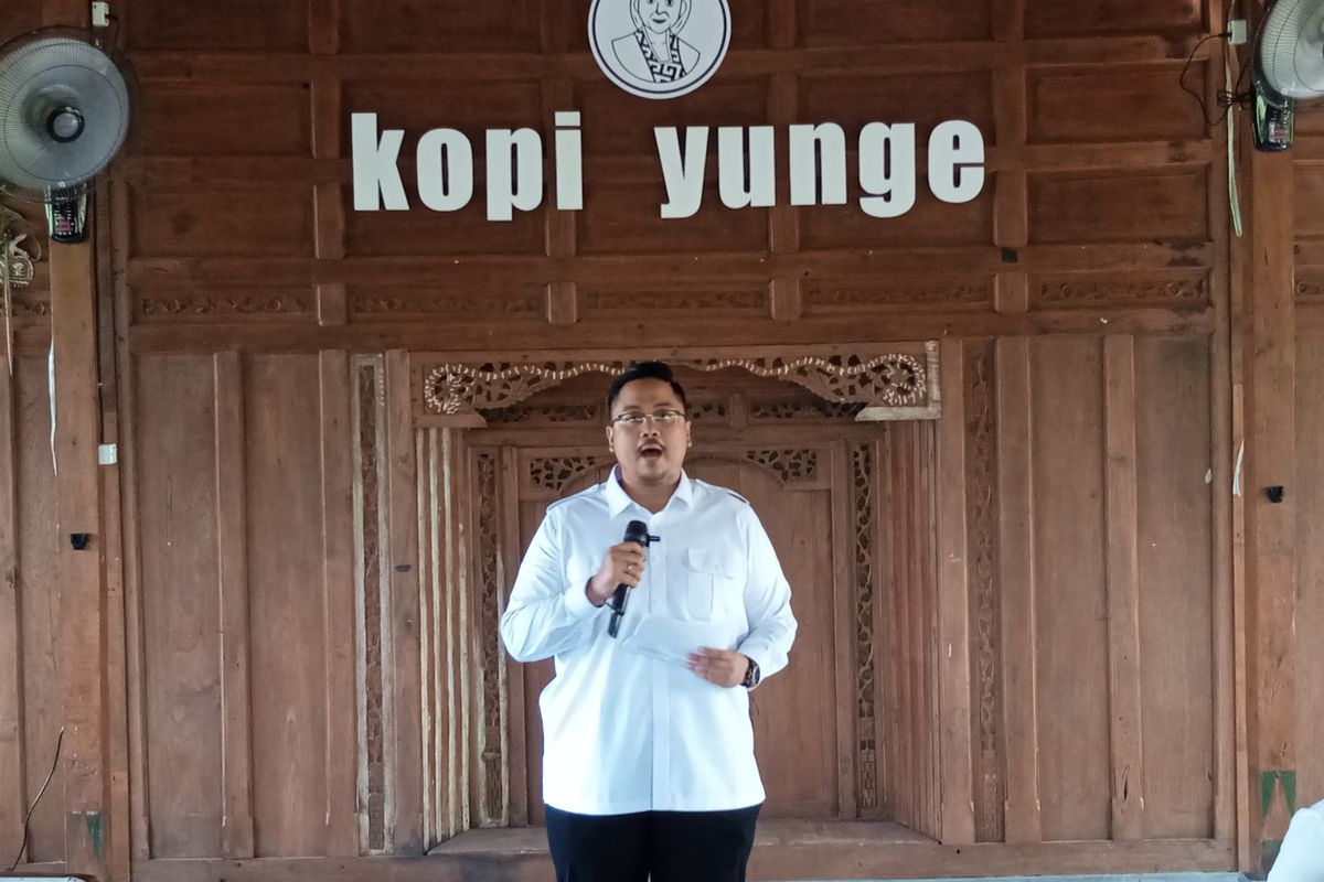 Founder Bale Kreasi dan Kopi Yunge Nganjuk, Aushaf Fajr Herdiansyah, mendeklarasikan diri maju di Pilkada Nganjuk 2024.
