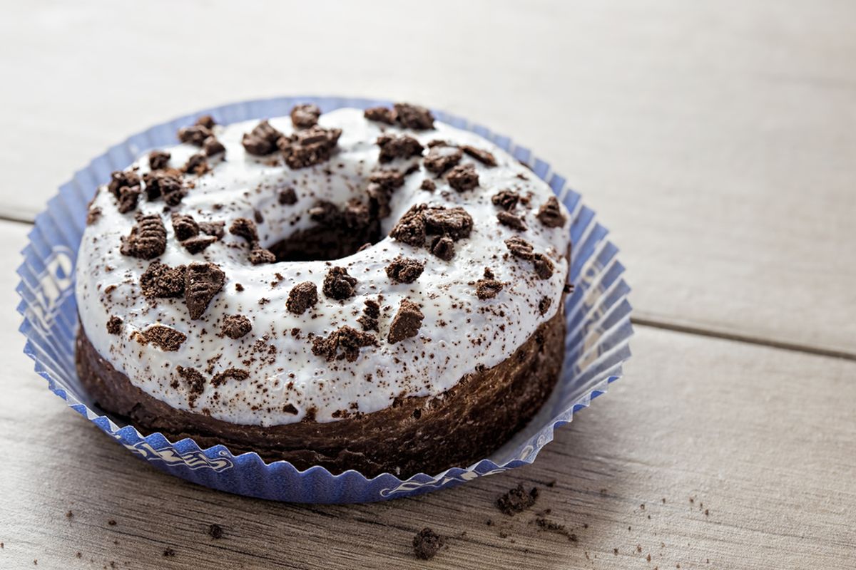 Ilustrasi donat kentang topping oreo.