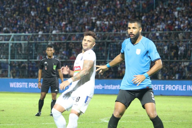 Striker Arema FC Robert Lima Guimaraes (putih) saat tampil melawan Persela Lamongan di Grup E Piala Presiden 2019 di Stadion Kanjuruhan, Kabupaten Malang, Sabtu (9/3/2019)