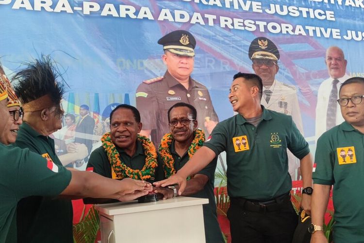 Peresmian Para-Para Adat Restorative Justice yang diinisiasi oleh Kejaksaan Negeri Jayapura dengan menggandeng LMA Port Numbay, Jayapura, Papua, Senin (27/6/2022)