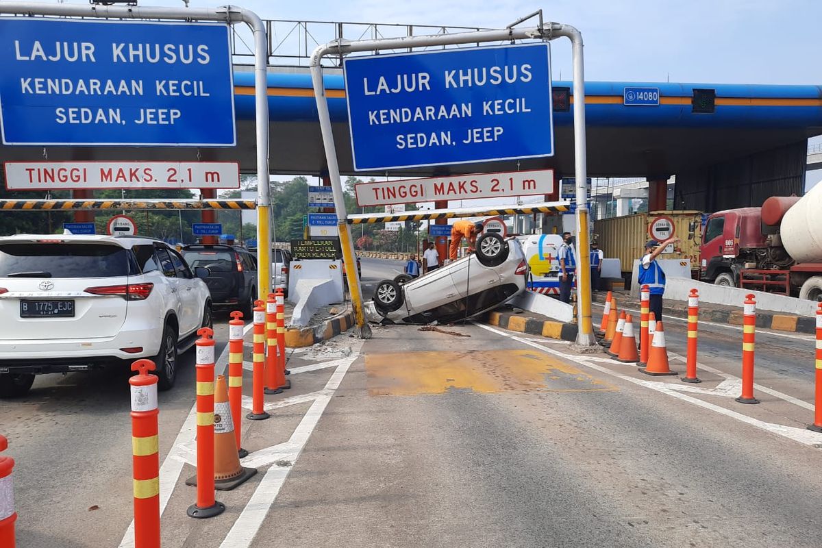 Honda Jazz terbalik di GT Cibubur 1 pada Rabu (9/9/2020).