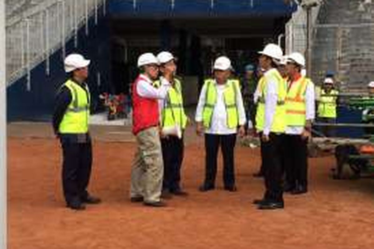 Presiden Joko Widodo meninjau pekerjaan renovasi dan rehabilitasi kompleks Gelora Bung Karno (GBK) Senayan Jakarta, Jumat (2/12/2016). Dalam tinjauan ini, Jokowi didampingi Menteri Pekerjaan Umum dan Perumahan Rakyat (PUPR) Basuki Hadimuljono, dan Menteri Pemuda dan Olahraga Imam Nahrawi.