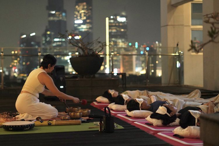 Praktik sound bath untuk melepas stres dan menenangkan pikiran yang disediakan Soulace Jakarta di Menteng, Jakarta Pusat.
