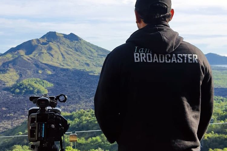 Seorang kameramen sedang mengambil stok video tempat wisata di Bali disela-sela pertandingan Liga 1 2021-2022.