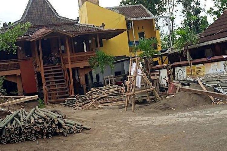 Situasi Pondok Pesantren Al-Djalil 2 di Desa Mangaran, Kecamatan Ajung, Jember.