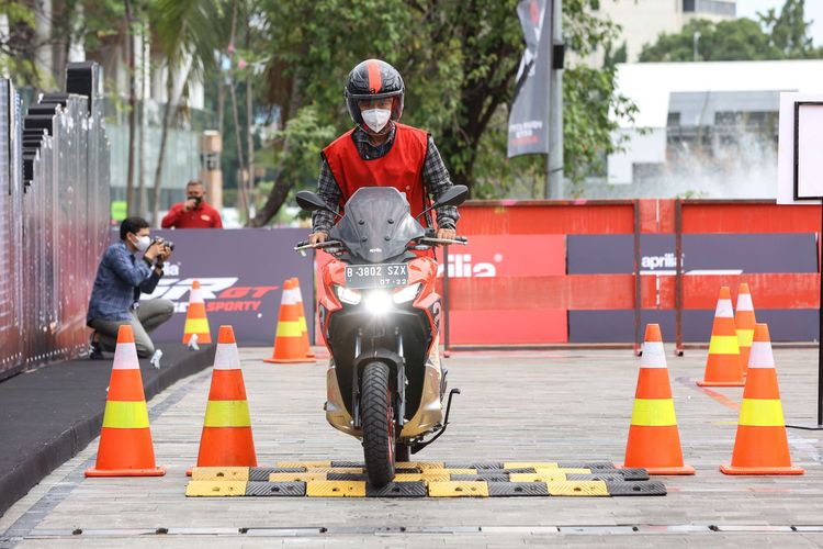 Wartawan mendapat kesempatan mencoba mengendarai motor Aprilia SR-GT di Jakarta, Sabtu (16/7/2022). Aprilia SR-GT, premium skuter sporty resmi meramaikan pasar otomotif Indonesia.