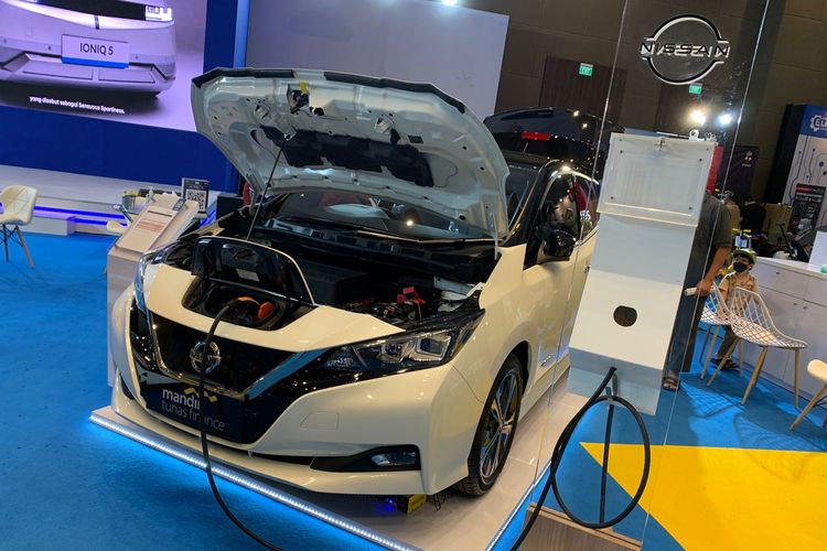 Nissan Leaf di booth Mandiri Tunas Finance pada PEVS 2022