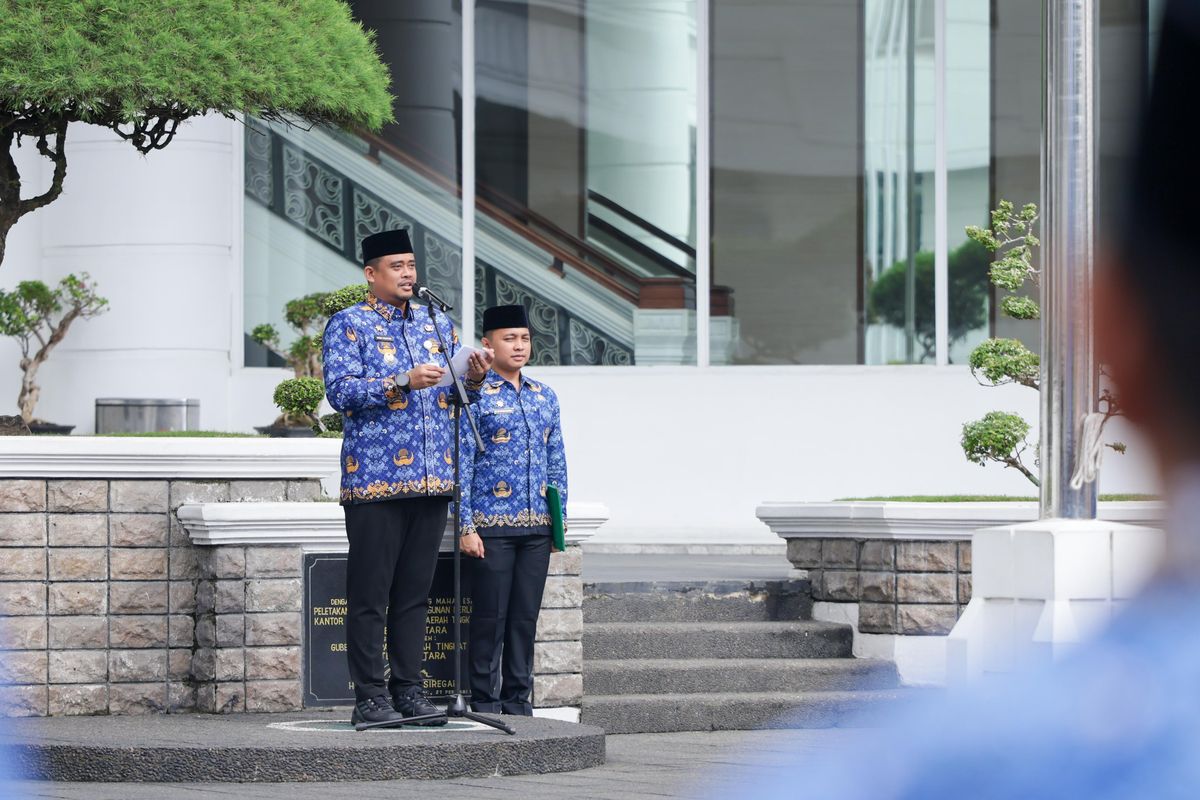 Gubernur Sumatera Utara (Sumut) Bobby Nasution dalam peringatan Hari Ulang Tahun (HUT) ke-54 Korpri di Lapangan Apel Kantor Gubernur, Medan, Rabu (17/12/2025).
