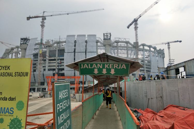Jakarta Internasional Stadium (JIS) yang berlokasi di Papanggo, Tanjung Priok, Jakarta Utara masih dalam proses pembangunan, Selasa (24/8/2021). 