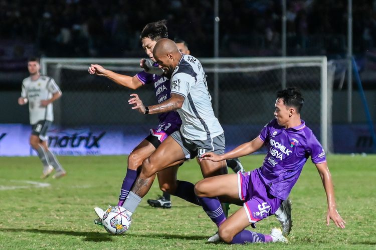 Persib Bandung pernah mengalami kekalahan telak oleh Persita Tangerang di musim Liga 1 2022-2023 pada 9 April 2023 di Indomilk Arena. Aksi David da Silva penyerang Persib yang digagalkan para bek Persita. 