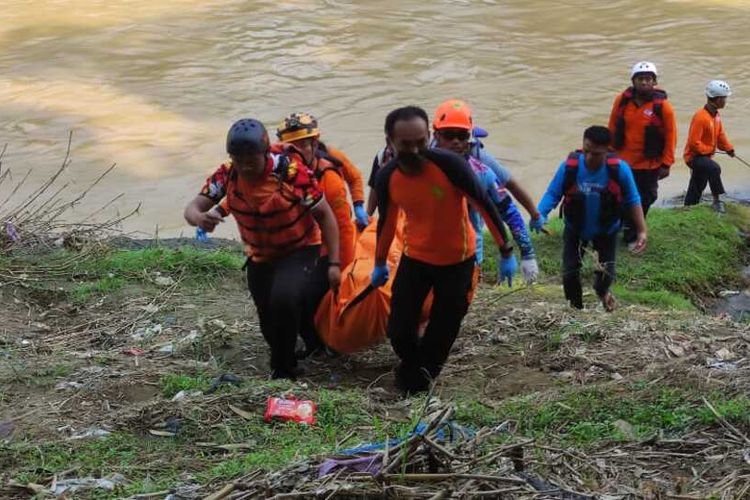 Evakuasi orang hilang Suharmi (57) Warga Kecamatan Mojolaban, Kabupaten Sukoharjo, yang tenggelam akhirnya ditemukan, di Dekat Jembatan Jokowi, Kecamatan Gondangrejo, Kabupaten Karanganyar, pada Kamis (23/3/2023).