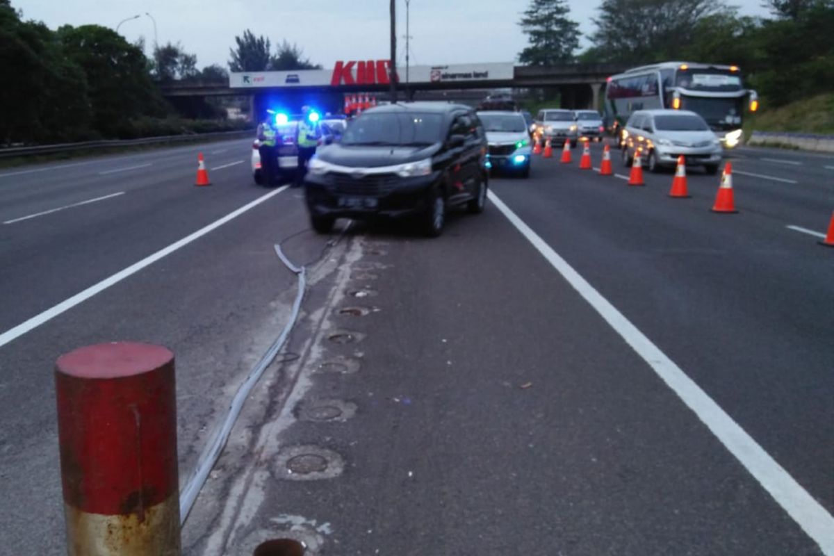 Contra flow di Jalan Tol Jakarta-Cikampek mulai berlaku mulai pukul 17.30 WIB, Sabtu (23/6/2018).