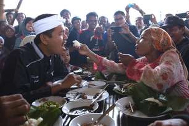 Bupati Purwakarta Dedi Mulyadi menggelar makan bersama 130 pemulung yang biasa mangkal di Tempat Pengolahan Akhir Sampah (TPAS) Cikolotok Desa Margasari Kecamatan Pasawahan Purwakarta. 