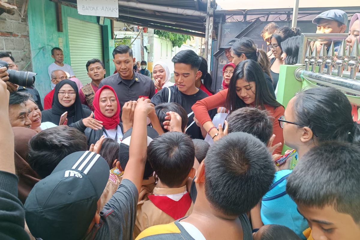 Ketua Umum DPP PSI Kaesang Pangarep blusukan di Jalan Harapan Indah X, RT 004/RW 12, Cipinang Melayu, Jakarta Timur, Rabu (4/10/2023).
