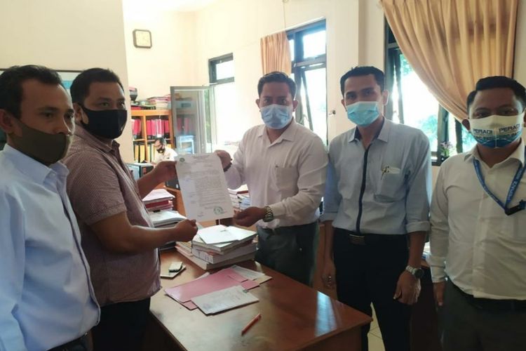 Pengacara dari LBH GP Ansor Pati, Jawa Tengah menyampaikan laporan ke Satreskrim Polres Pati terkait dugaan penghinaan terhadap Nahdlatul Ulama (NU) yang disampaikan Nur Sugi Rahardja, Selasa (20/10/2020).