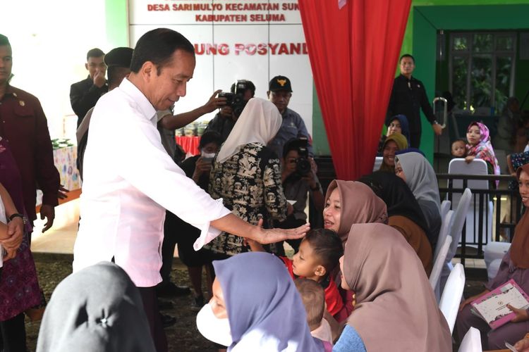 Presiden Joko Widodo saat meninjau kegiatan penurunan stunting yang digelar di Posyandu Sarimulyo, Kabupaten Seluma, Provinsi Bengkulu, Jumat (21/7/2023).